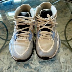 Kyrie basketball shoes size 3.5